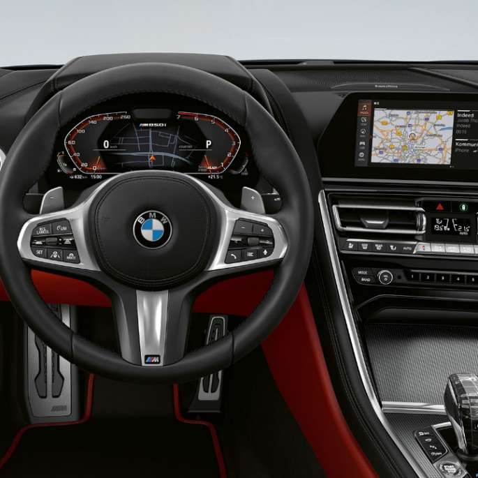BMW M850i xDrive, металлик Черный Карбон, место водителя с обтянутым кожей рулевым колесом M. BMW M850i xDrive, металлик Черный Карбон, место водителя с обтянутым кожей рулевым колесом M.