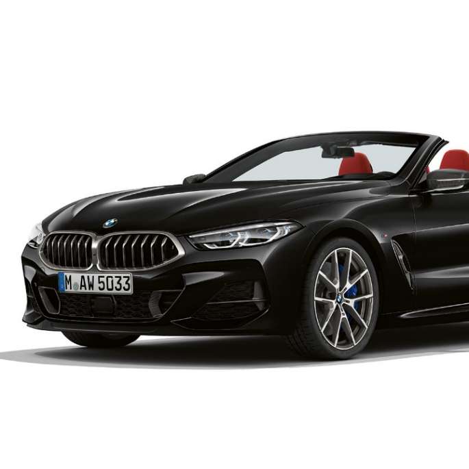 BMW M850i xDrive, металлик Черный Карбон, вид спереди с поворотом в три четверти. BMW M850i xDrive, металлик Черный Карбон, вид спереди с поворотом в три четверти.